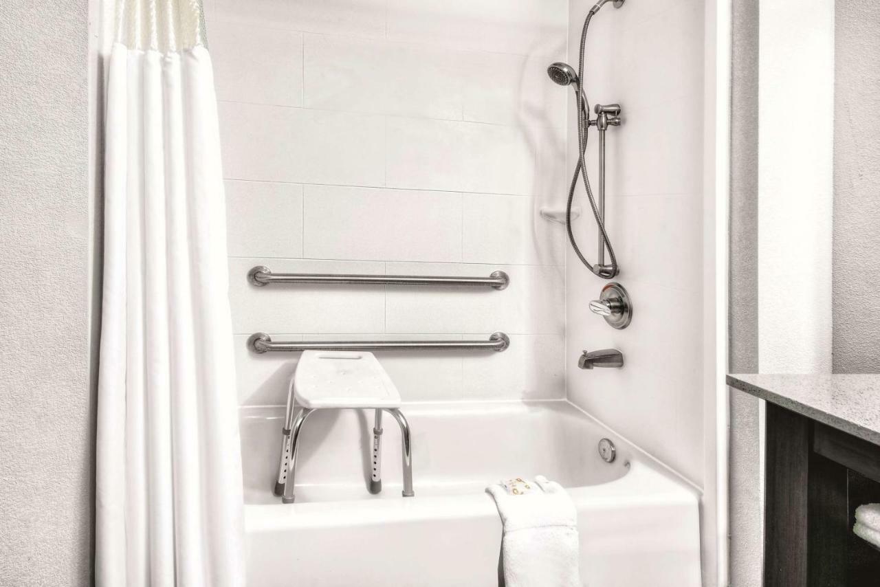 Hotel La Quinta By Wyndham Victoria - South Exteriér fotografie